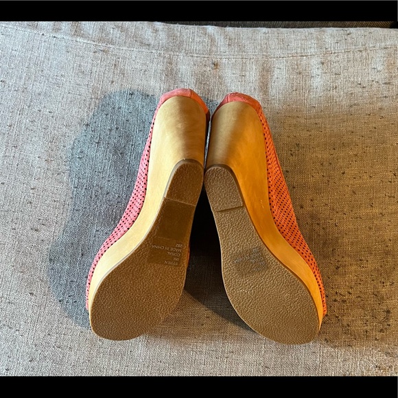 Steven madden wedge peep toe shoes. Pink suede like material. Never worn - Picture 2 of 4